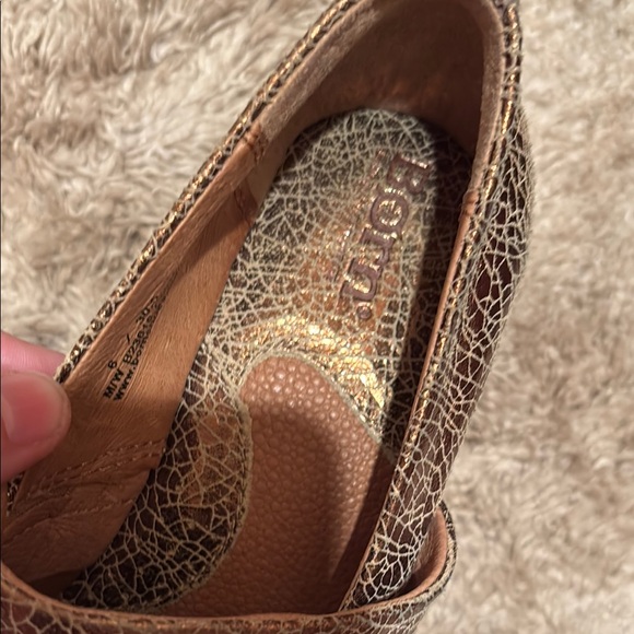 New NWOT Born Women's Bronze Crackle Clogs shiny 6 - Picture 7 of 15